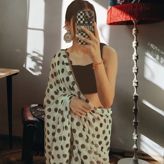 Mirror selfie DP for Instagram